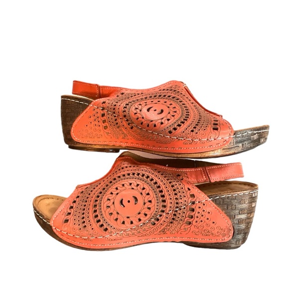 La Pinta Magic Medallion Sandals - Picture 4 of 8